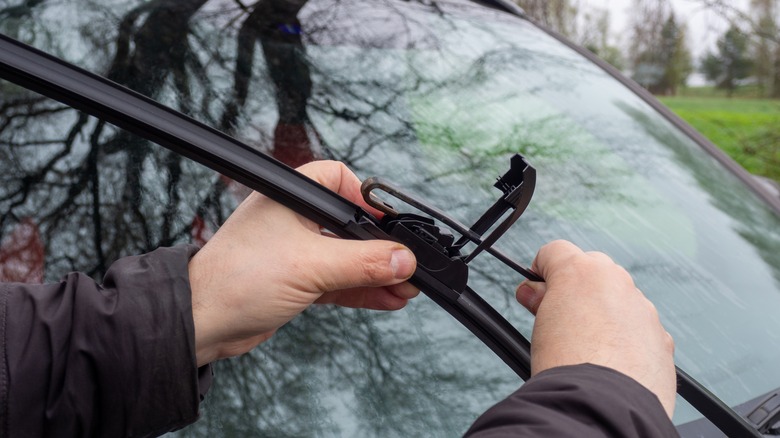 Replacing windshield wiper