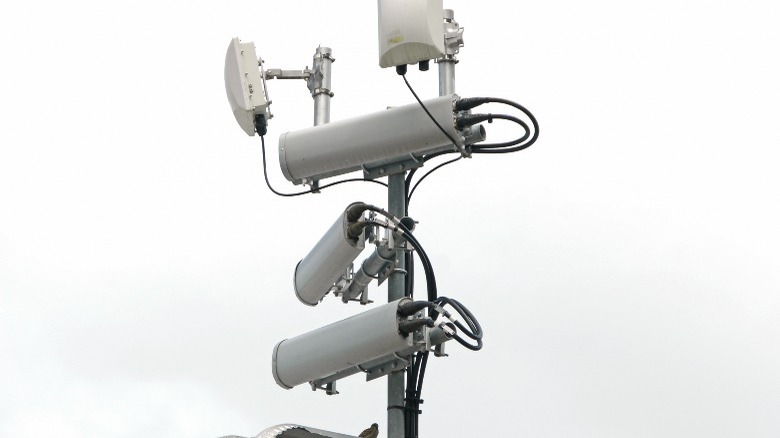 Antennas of mobile cellular systems with wifi hot spot repeater and blue sky