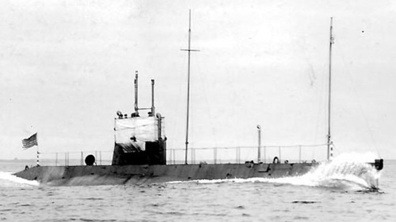 USS L-1 (SS-40) operating on the surface during running trials