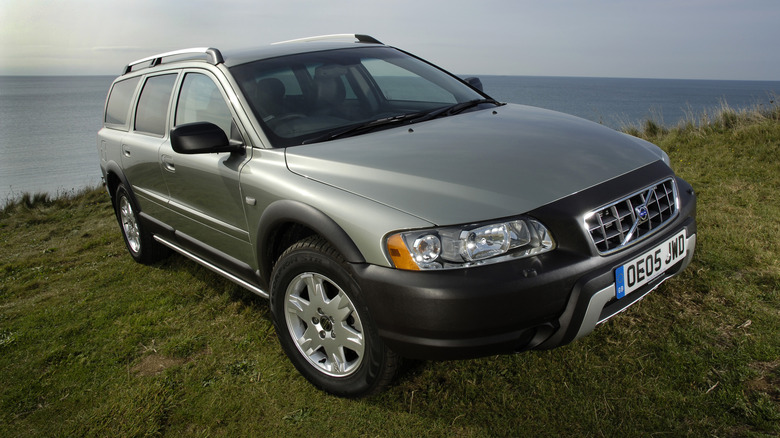 A green Volvo XC70 on a hill, front 3/4 view