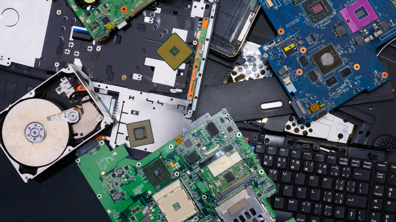 Used computer and laptop parts for e-waste recycling