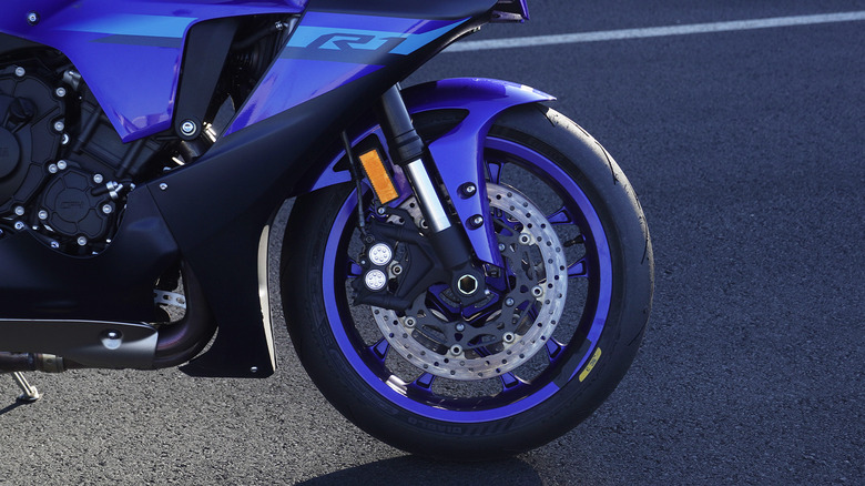 Yamaha YZF-R1 front tire detail