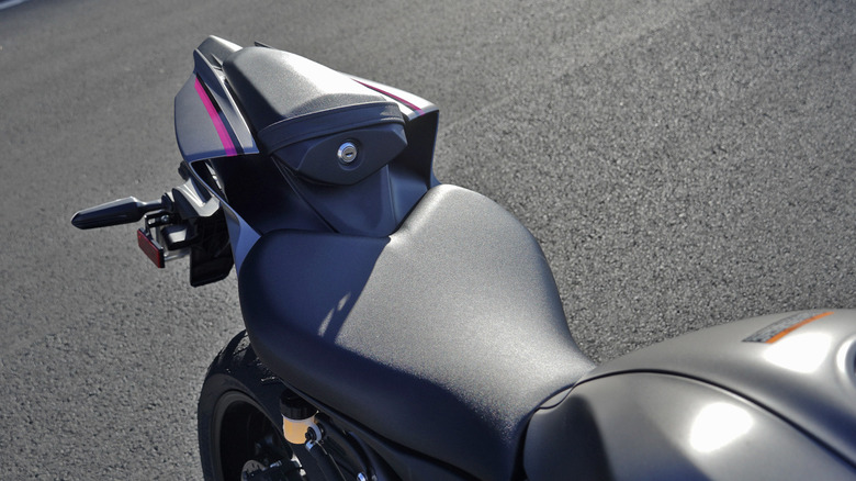 Yamaha YZF-R7 seat and tail detail