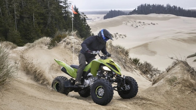 Yamaha Raptor 700R SE climbing sand dune