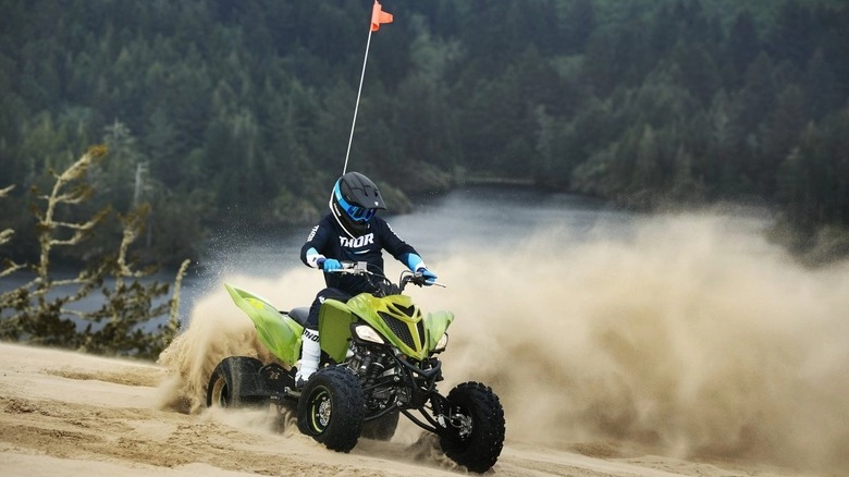 Yamaha Raptor 700R SE turning sand