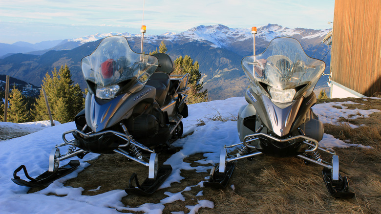 ﻿Two Yamaha snowmobiles parked at a ski resort