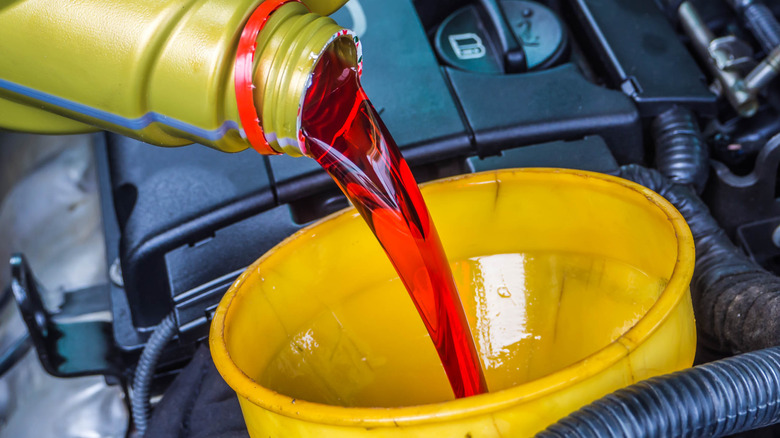 filling transmission fluid into vehicle