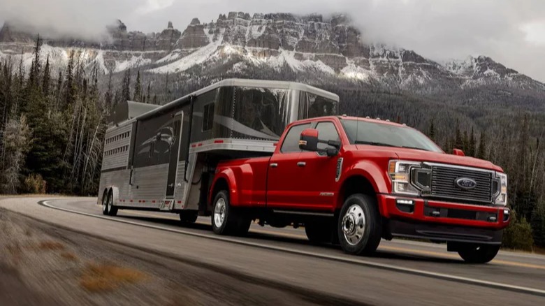 Ford Super Duty F-250 pickup truck pulling a mobile house trailer