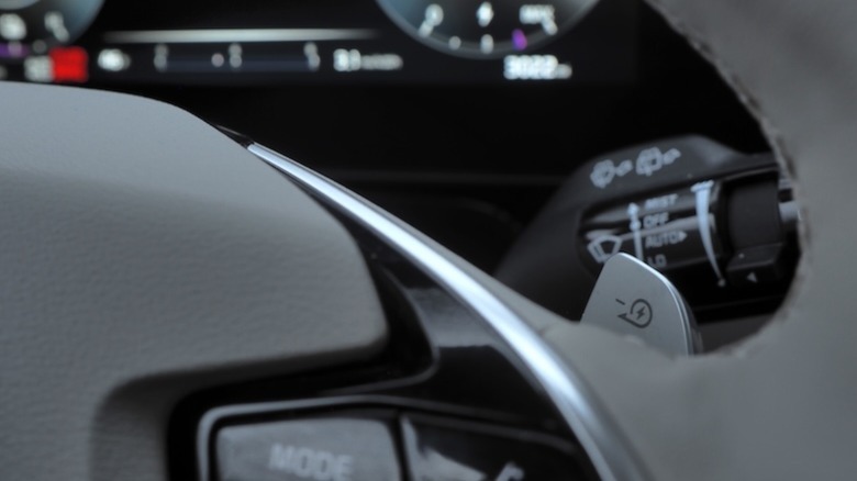 Steering wheel paddle for regenerative braking