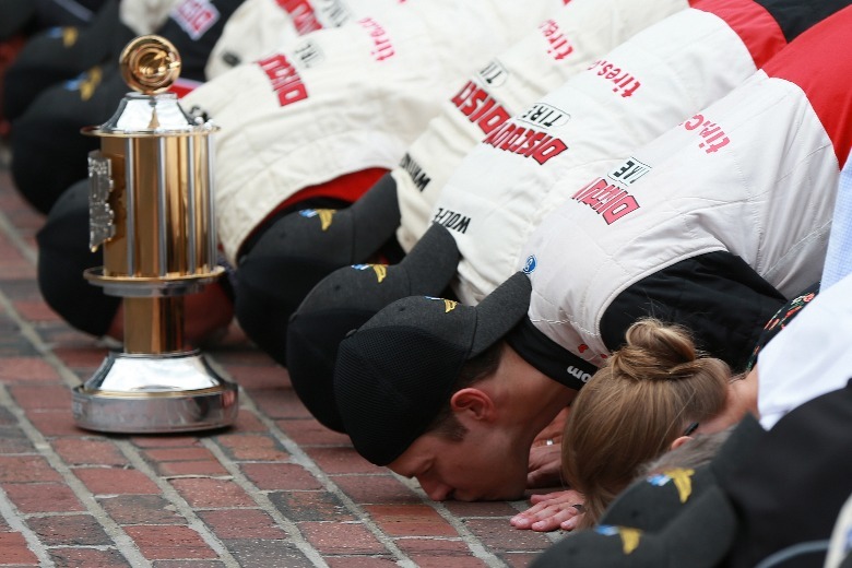 people kissing bricks IMS