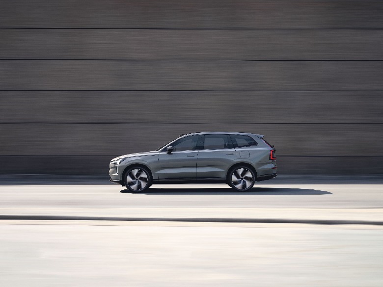 2024 Volvo EX90 side view from road