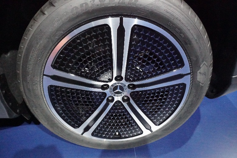 Mercedes EQS SUV wheel close-up