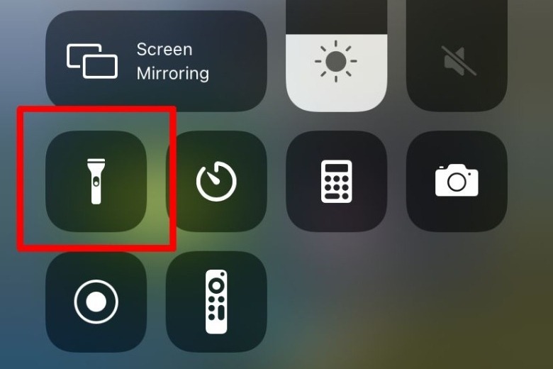 How To Turn Off The iPhone Flashlight In 2 Ways