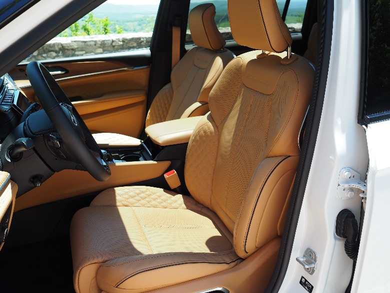 2021 Jeep Grand Cherokee L front seats