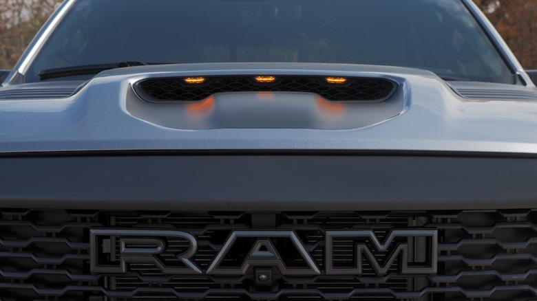 Ram hood scoop