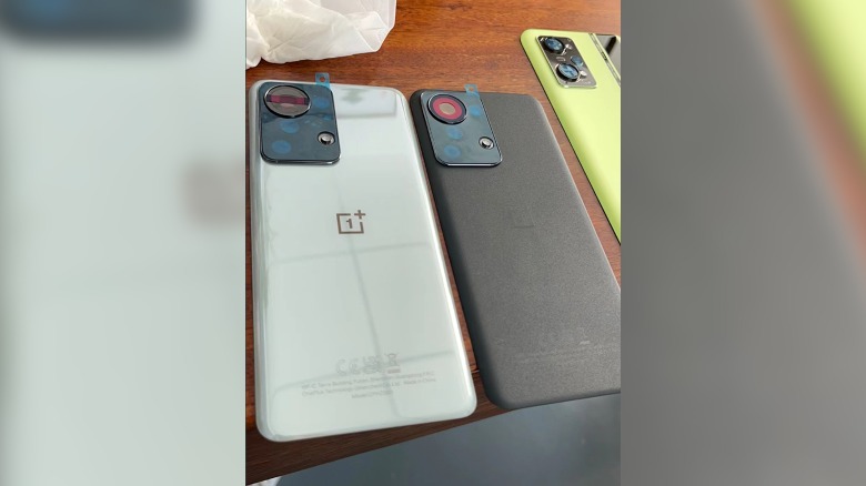 Alleged OnePlus 10 back panel in white and black