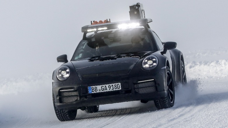 Porsche 911 in snow