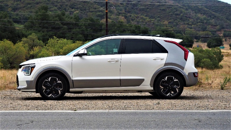 2023 Kia Niro side view