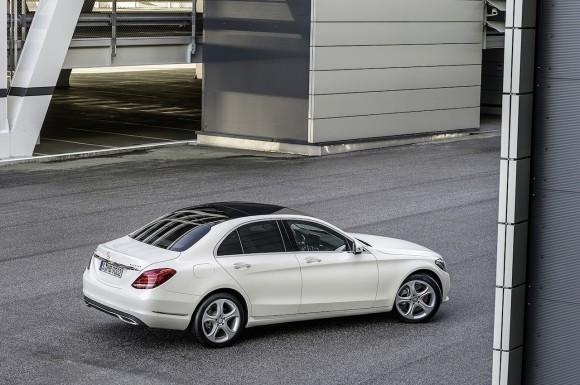 Mercedes Benz 15 C Class Debuts With Less Weight And A Heads Up Display Slashgear