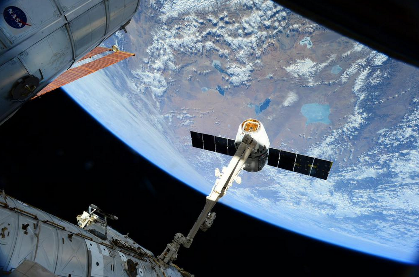 SpaceX CRS-6 mission success: Tweets from space - SlashGear