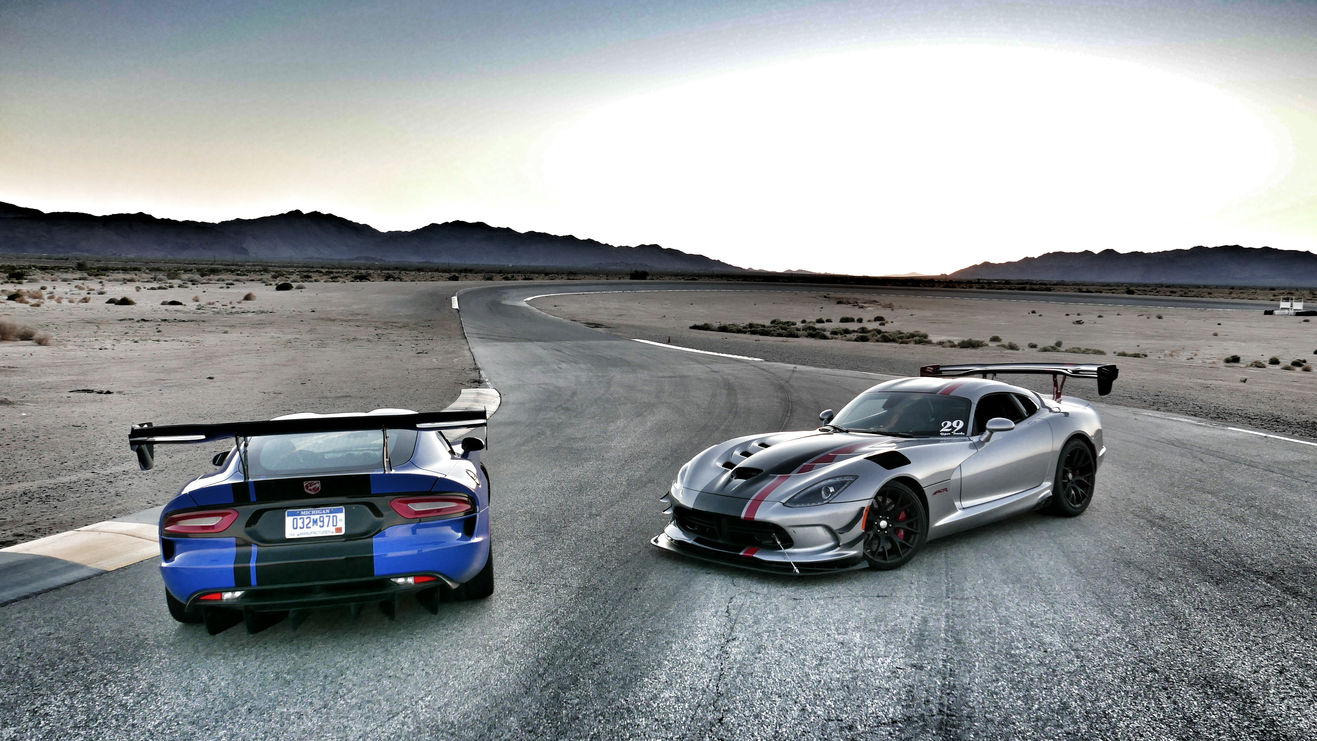 16 Dodge Viper Acr Review Snakes On A Track Slashgear