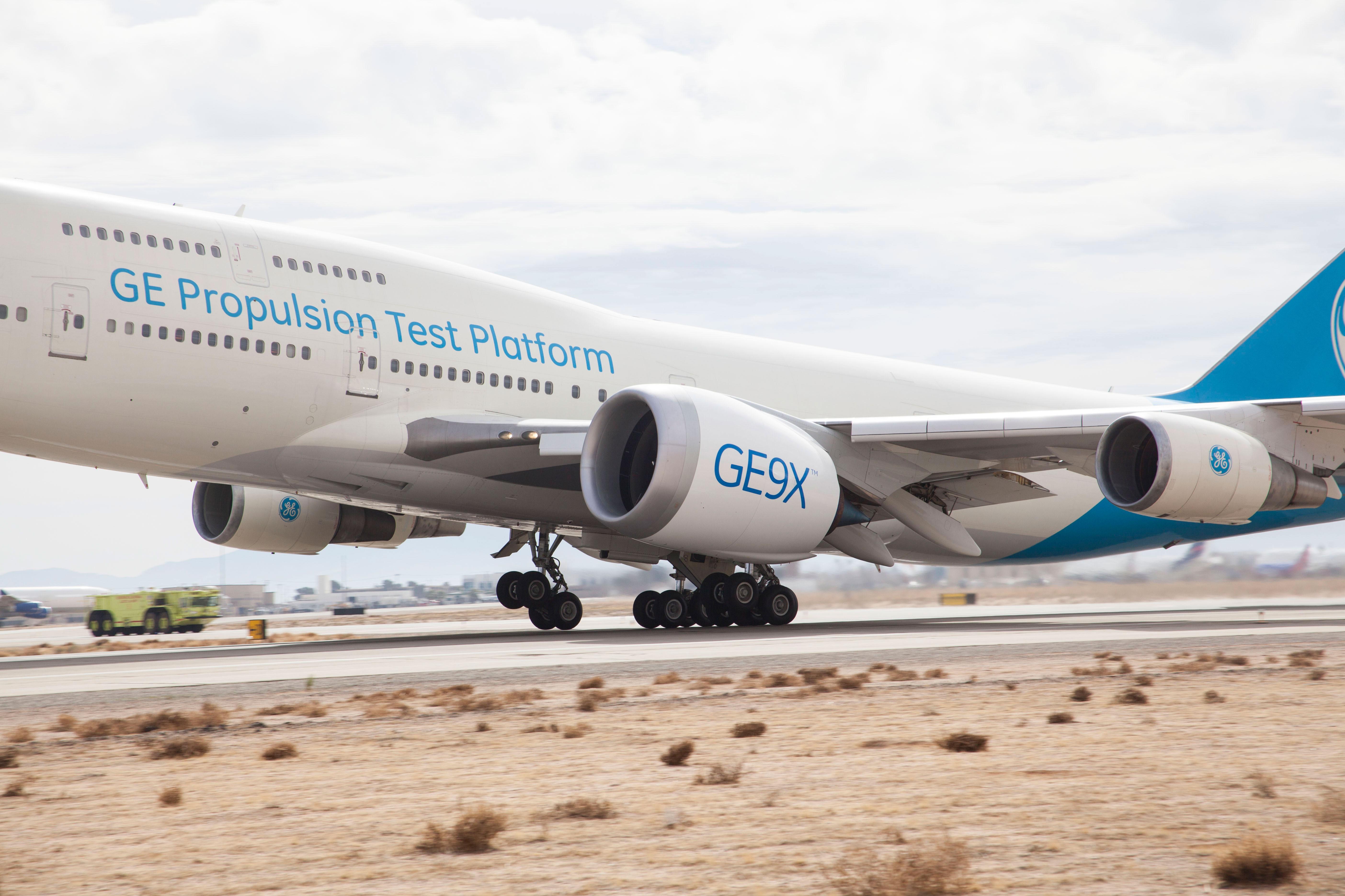 Watch GE's huge GE9X jet engine ace its first flight test - SlashGear