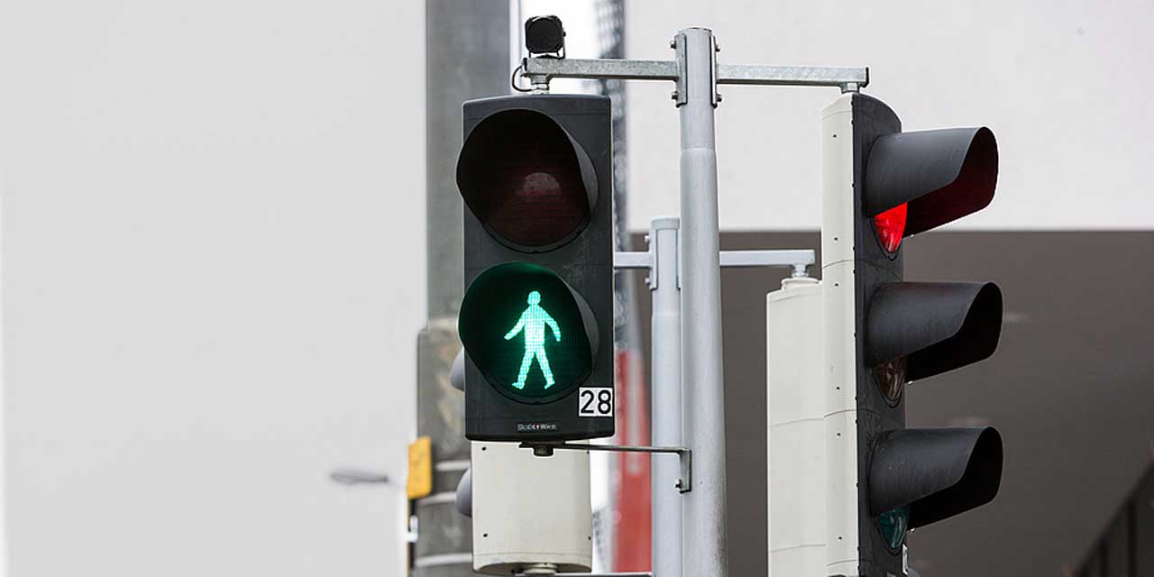 New Traffic Lights Use Cameras To Detect When Pedestrians Will Cross The Road Slashgear