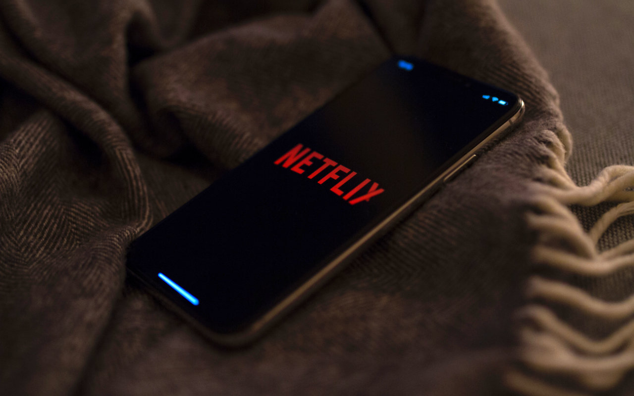 Netflix tests mobile app feed with trailers, photos, and other 'extras