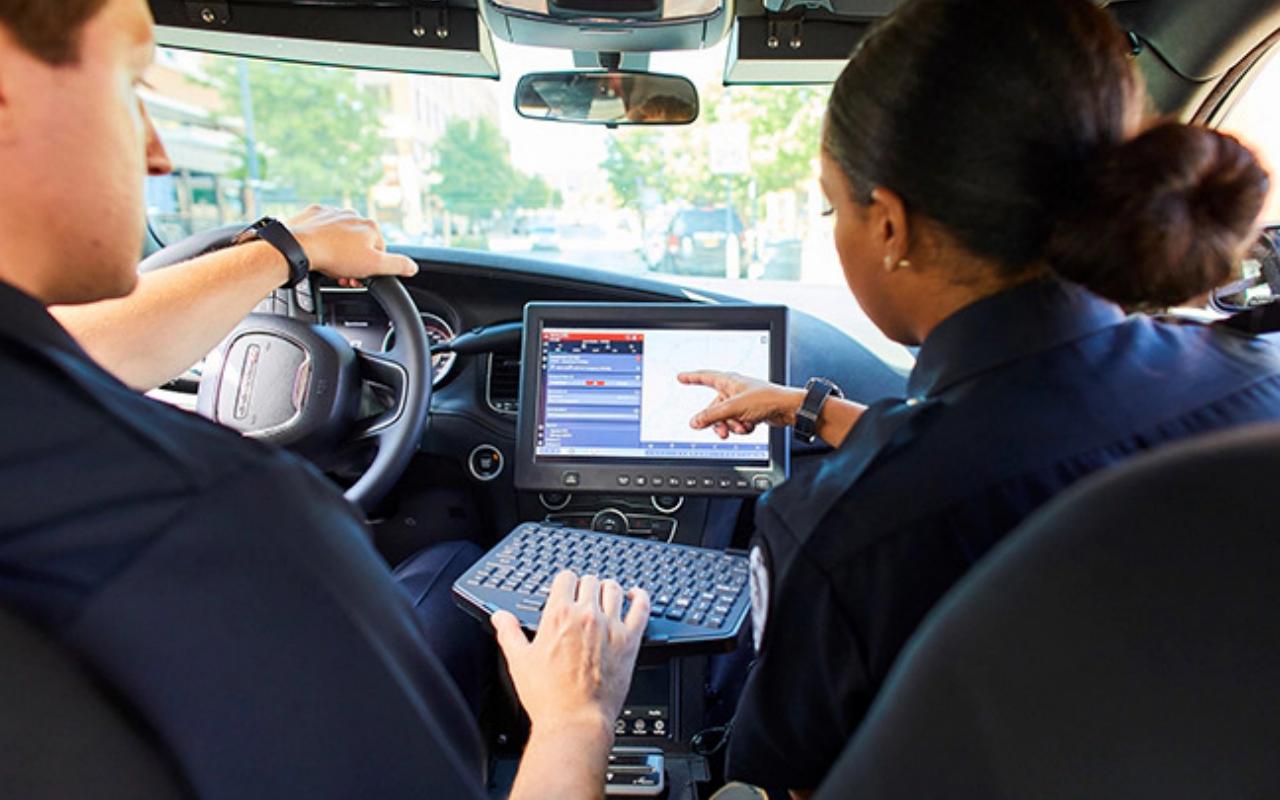 Samsung DeX is going into Chicago police cars - SlashGear