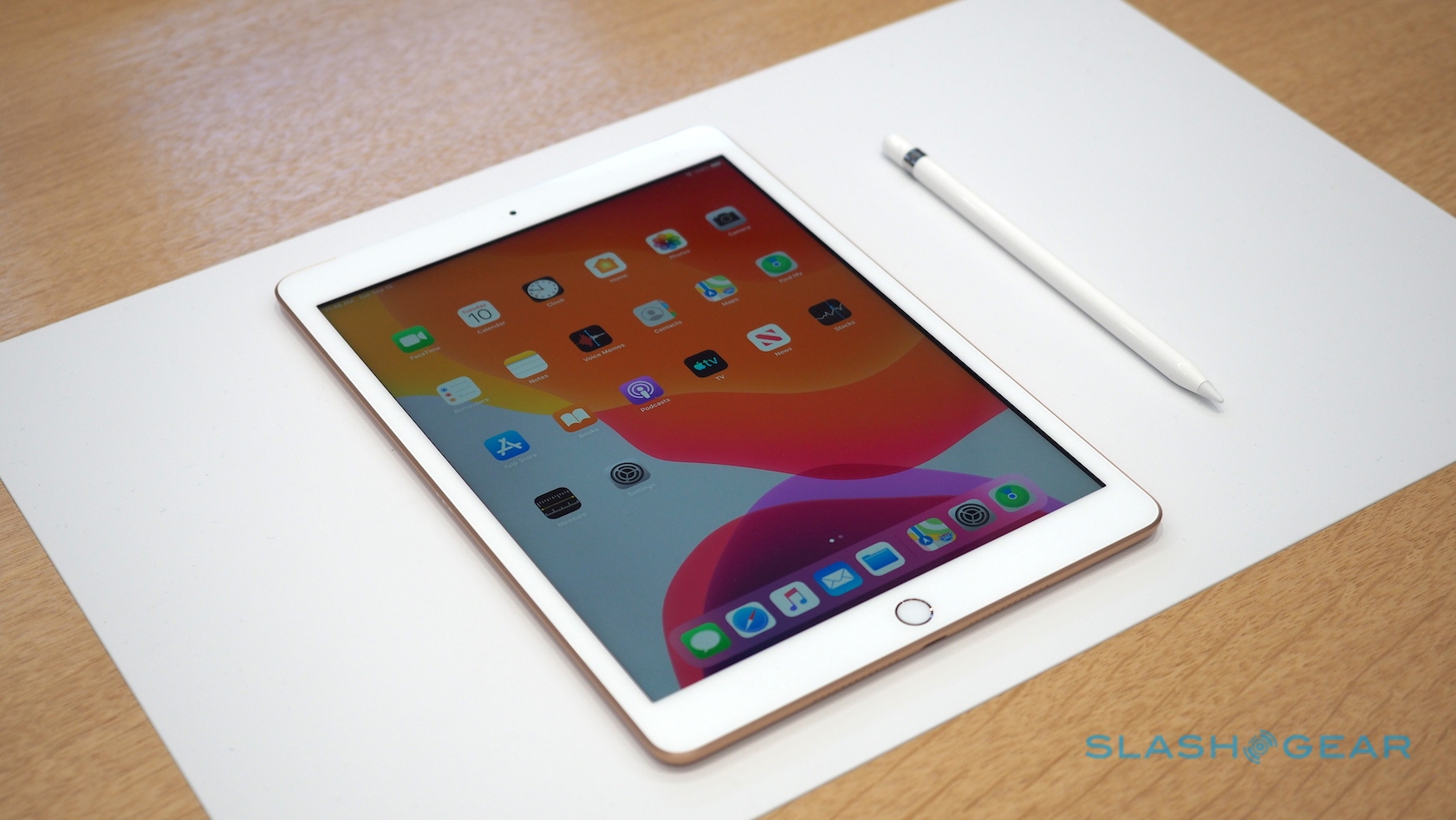 Betekenisvol Collega Zie insecten iPad 10.2 hands-on: 7th-gen tablet rises to Chromebook challenge - SlashGear