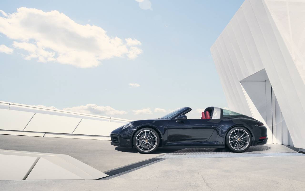 The 2021 Porsche 911 Targa Roof Is Basically Engineering Poetry Slashgear