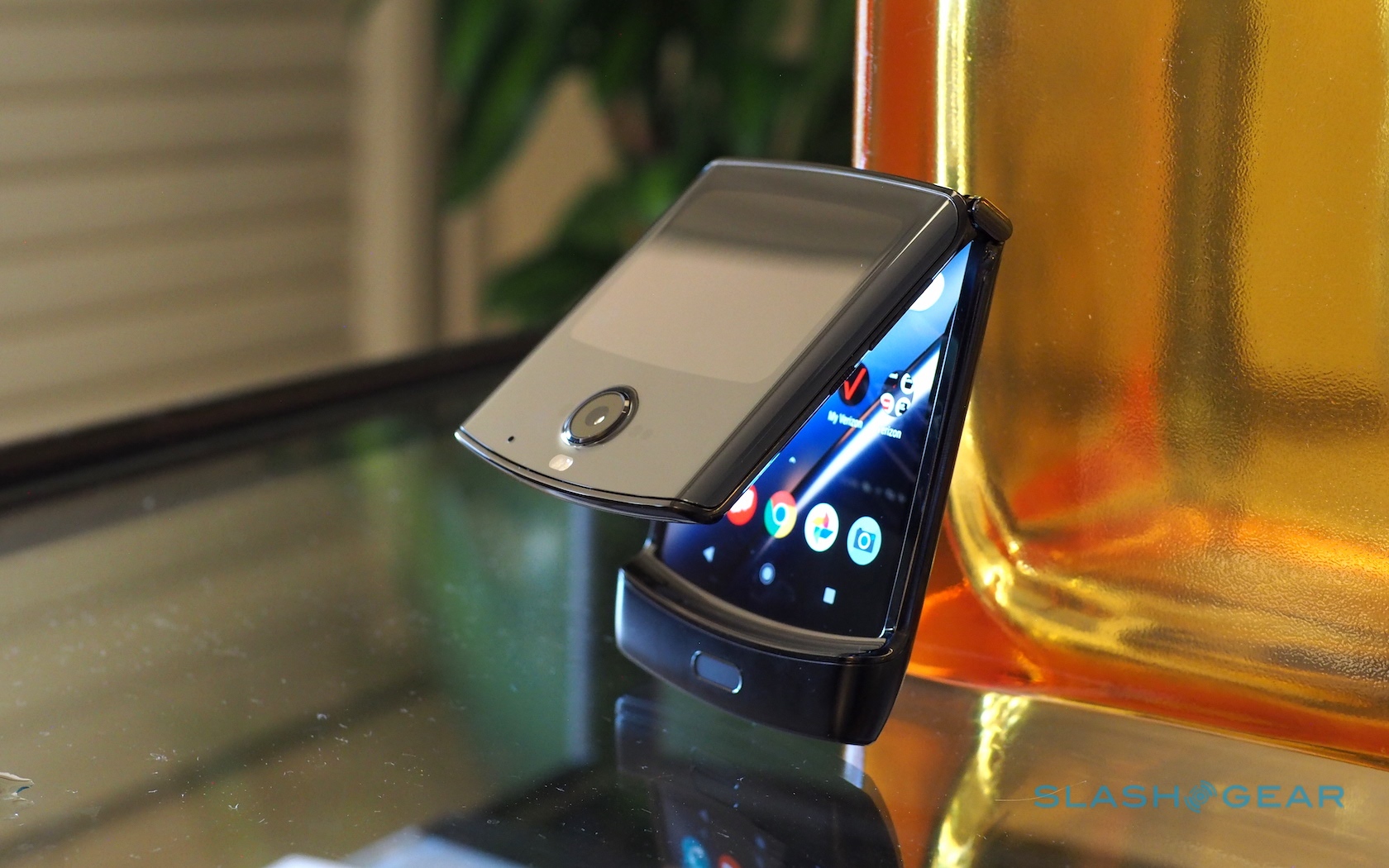 Моторола рейзер. Новый Motorola RAZR 2019. Смартфон Motorola RAZR 2020. Моторола рейзер 2020 5g. Складной смартфон Motorola RAZR.