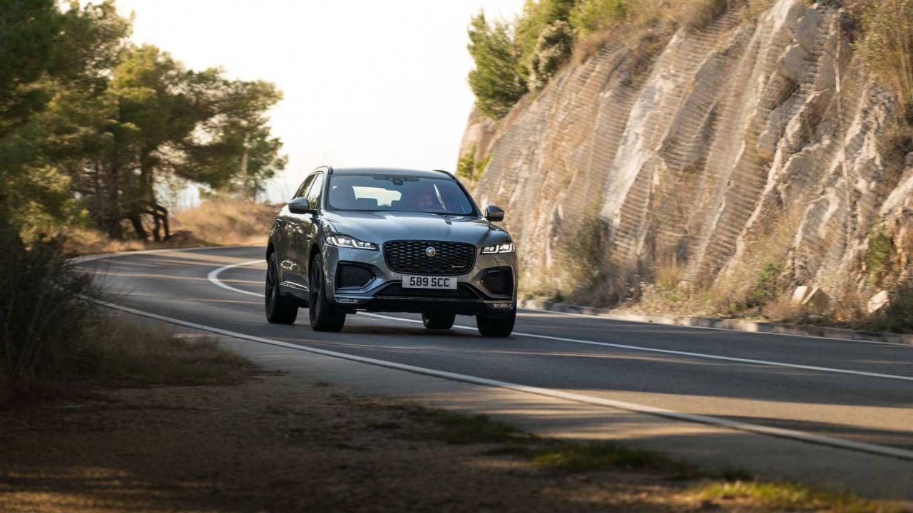 21 Jaguar F Pace Debuts Cleaner Styling And Refreshed Interior Slashgear