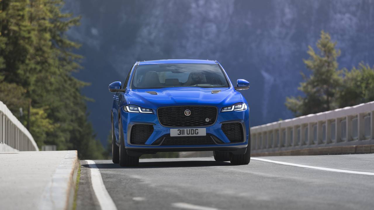 21 Jaguar F Pace Svr Debuts With More Torque Added Speed And Better Refinement Slashgear