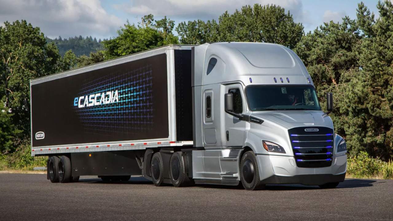 Daimler Trucks North America Opens Preorders For Fully Electric Big Rigs Slashgear