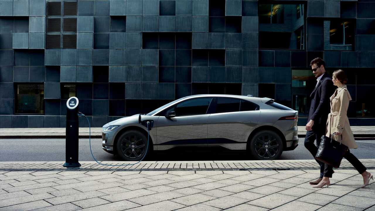 22 Jaguar I Pace Black Edition Gets Dark Exterior Trim And Ebony Leather Slashgear