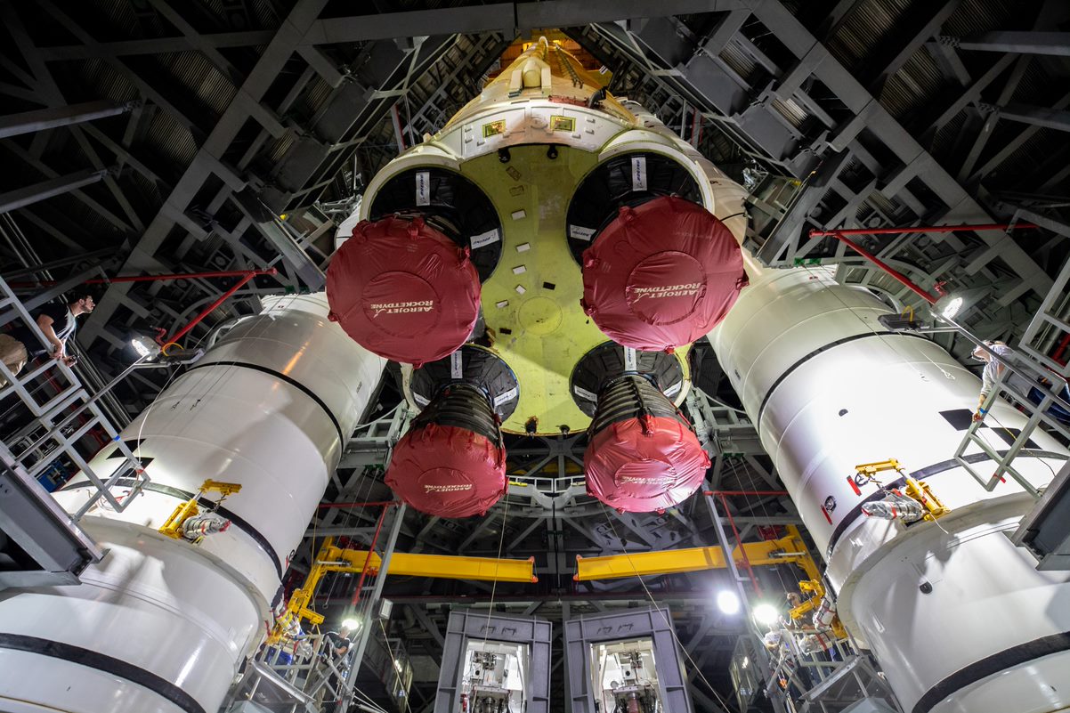 NASA shares astonishing photos of huge SLS rocket and its Artemis I ...