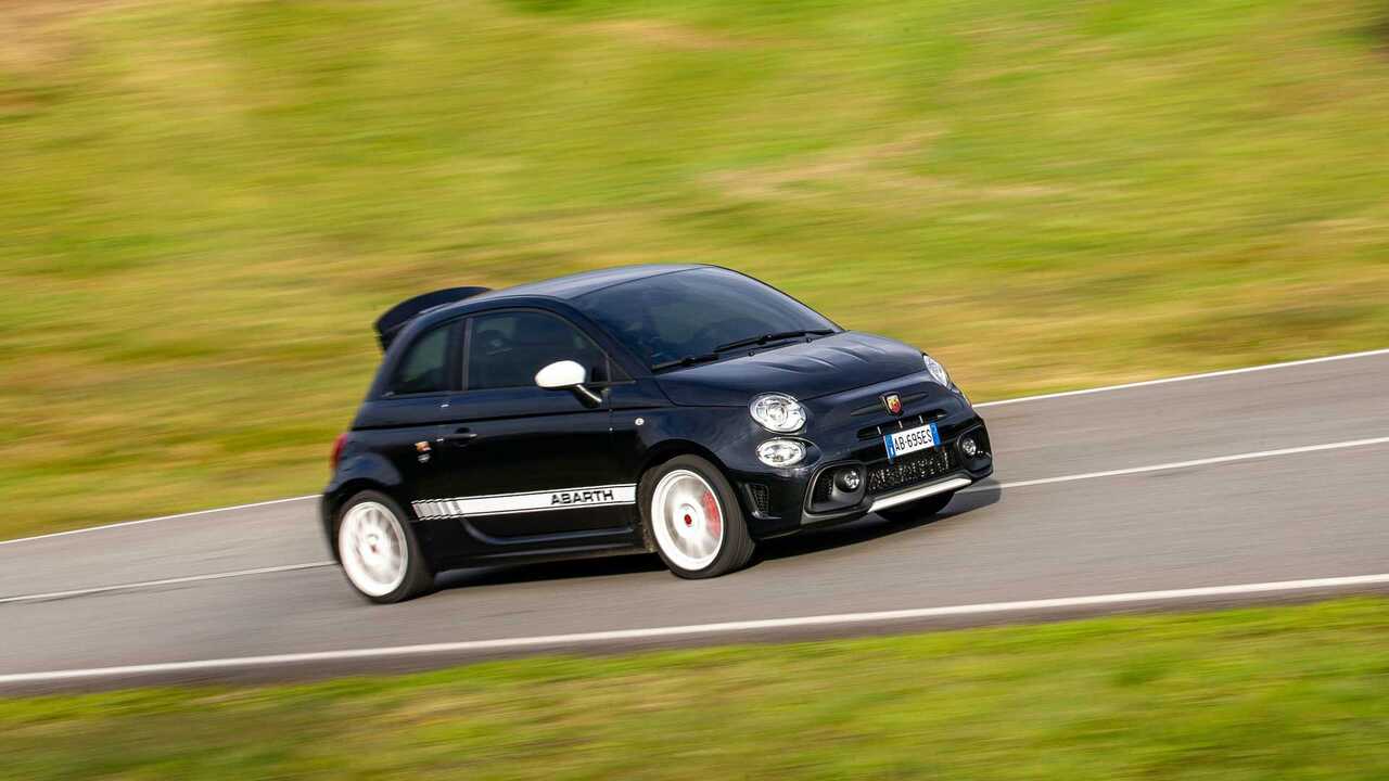 Abarth 695 Esseesse Has A Potent Combination Of Speed And Vintage Styling Slashgear